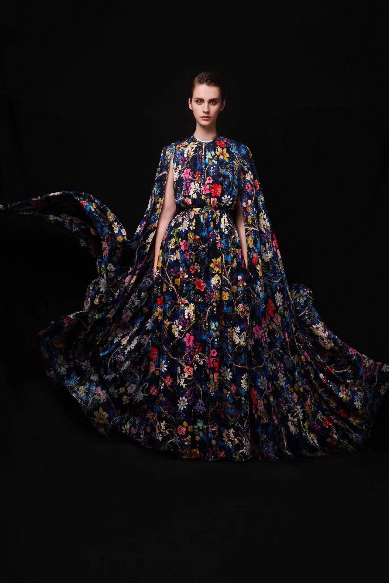 Nola Maxikleid mit Rundhalsausschnitt und Cape-Ärmeln