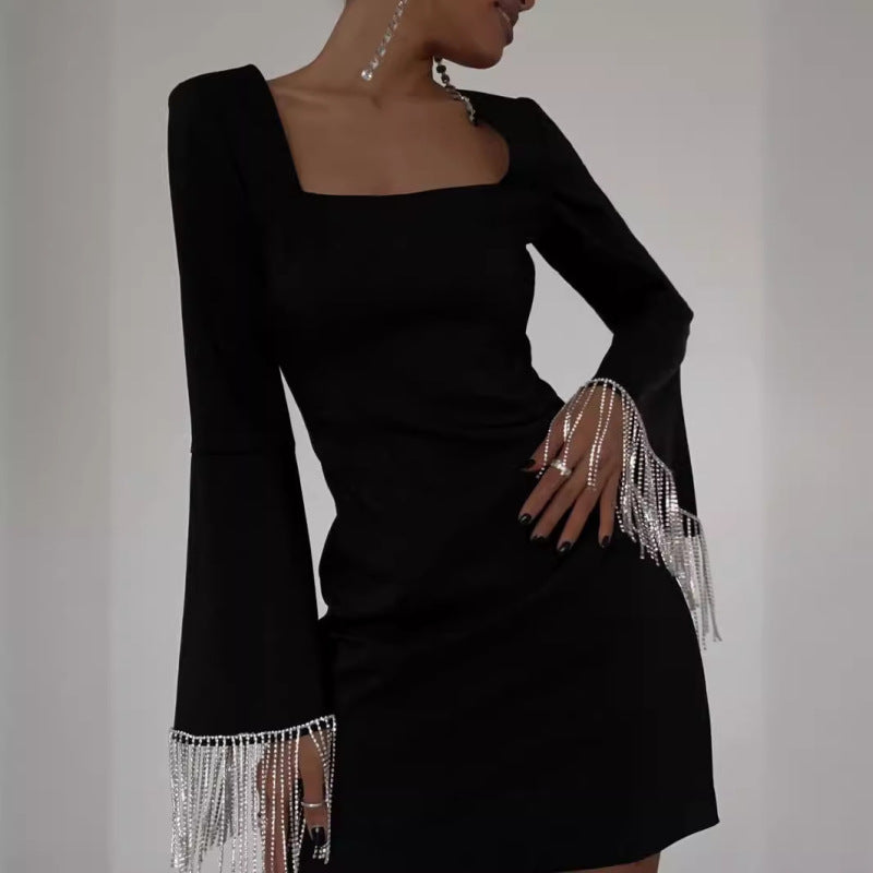 Elegantes, langärmliges Kleid mit funkelnden Strass-Details