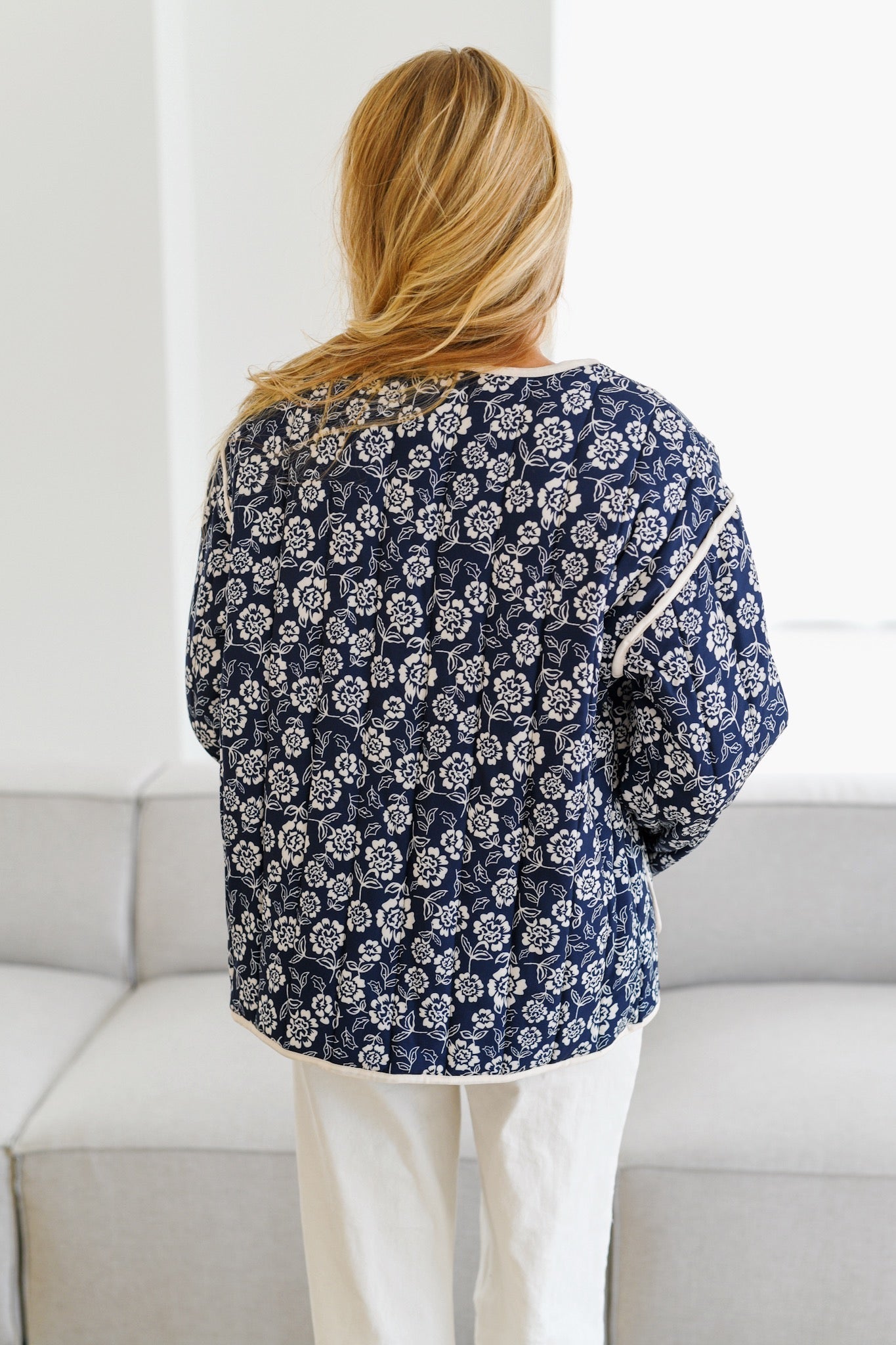 Bedruckte Steppjacke „Jayla“ – Marineblau/Creme