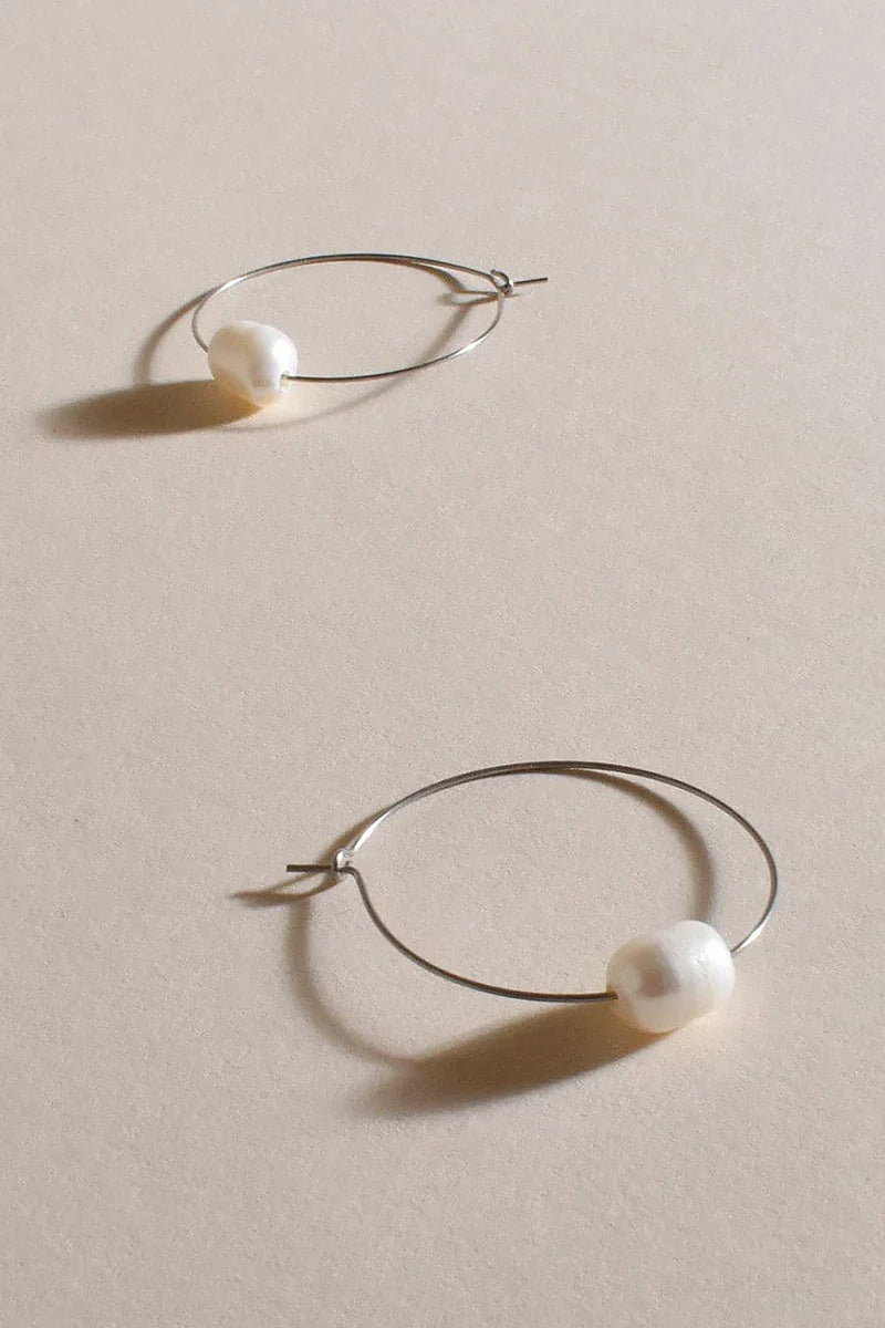 Boucles d'oreilles créoles simples en fil de perles fines - crème/argent