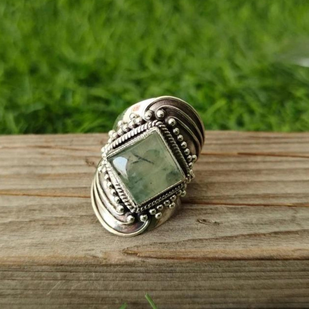 Bague luxueuse avec sculpture en émeraude 