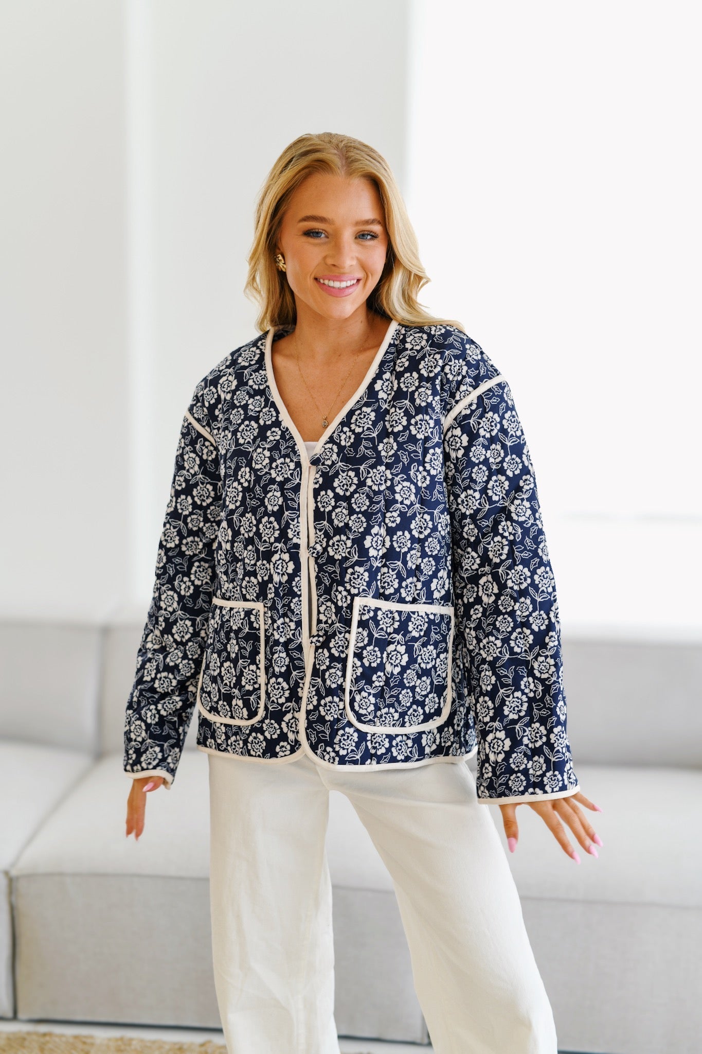 Bedruckte Steppjacke „Jayla“ – Marineblau/Creme