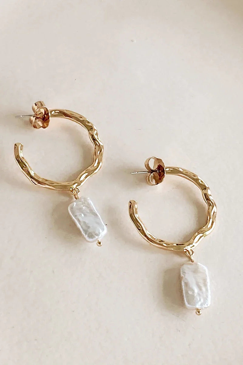 Boucles d'oreilles créoles avec perles en métal martelé - or/crème