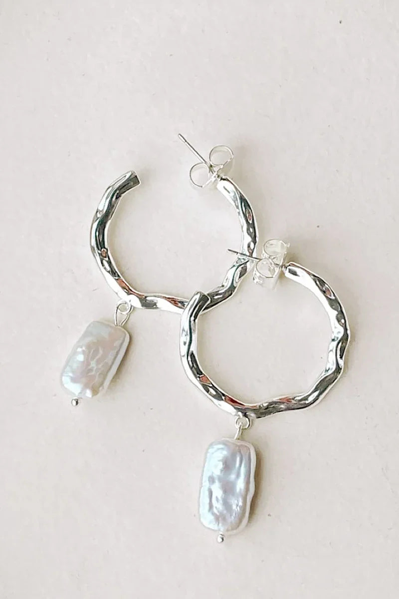Boucles d'oreilles créoles avec perles en métal martelé - argent/crème