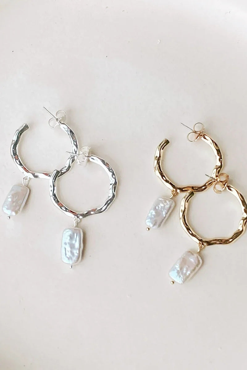 Boucles d'oreilles créoles avec perles en métal martelé - argent/crème