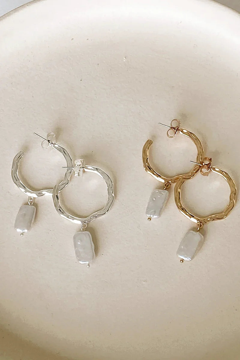 Boucles d'oreilles créoles avec perles en métal martelé - or/crème