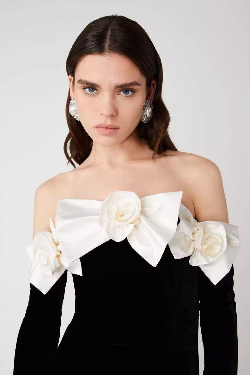 Lara – schulterfreies Maxikleid aus Samt mit Fliege