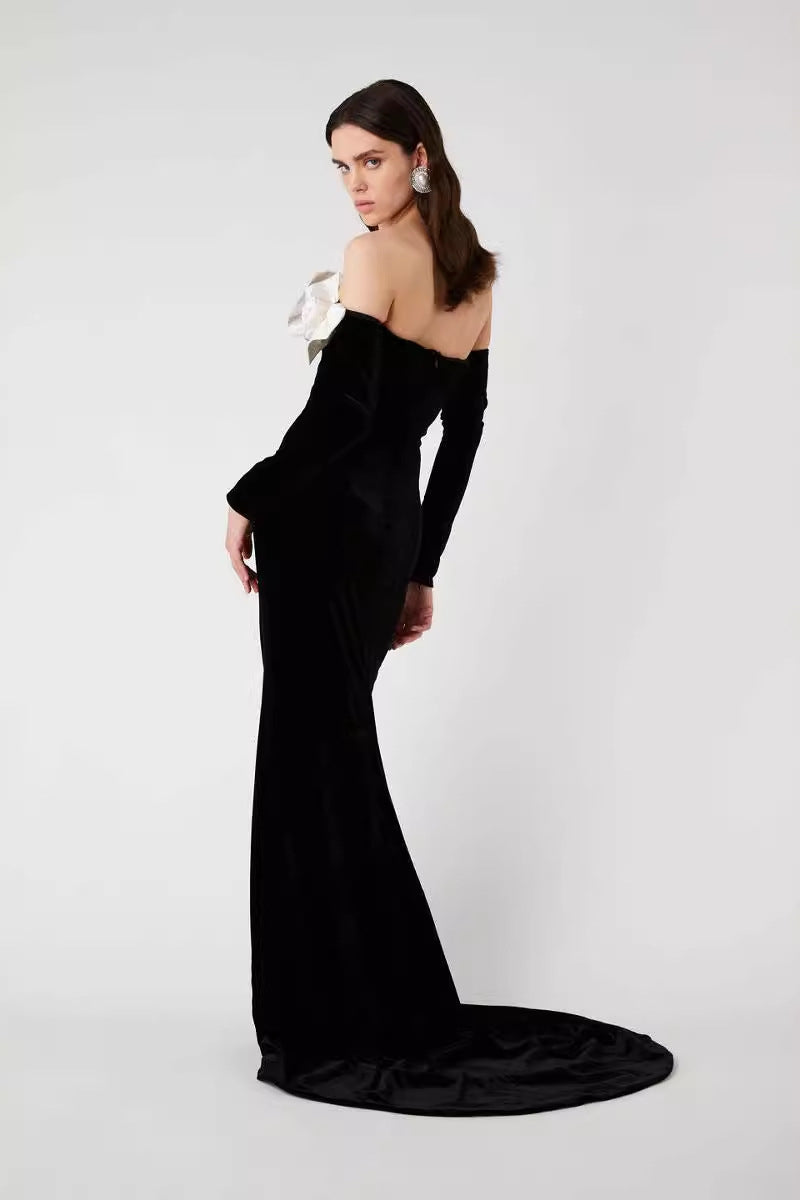 Lara – schulterfreies Maxikleid aus Samt mit Fliege