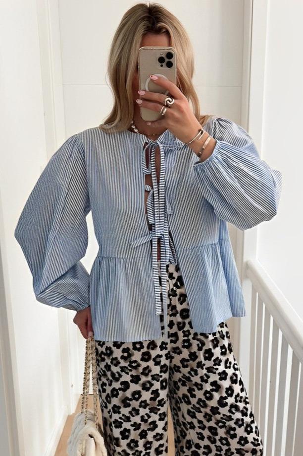 Bluse mit Nadelstreifen und Schleife