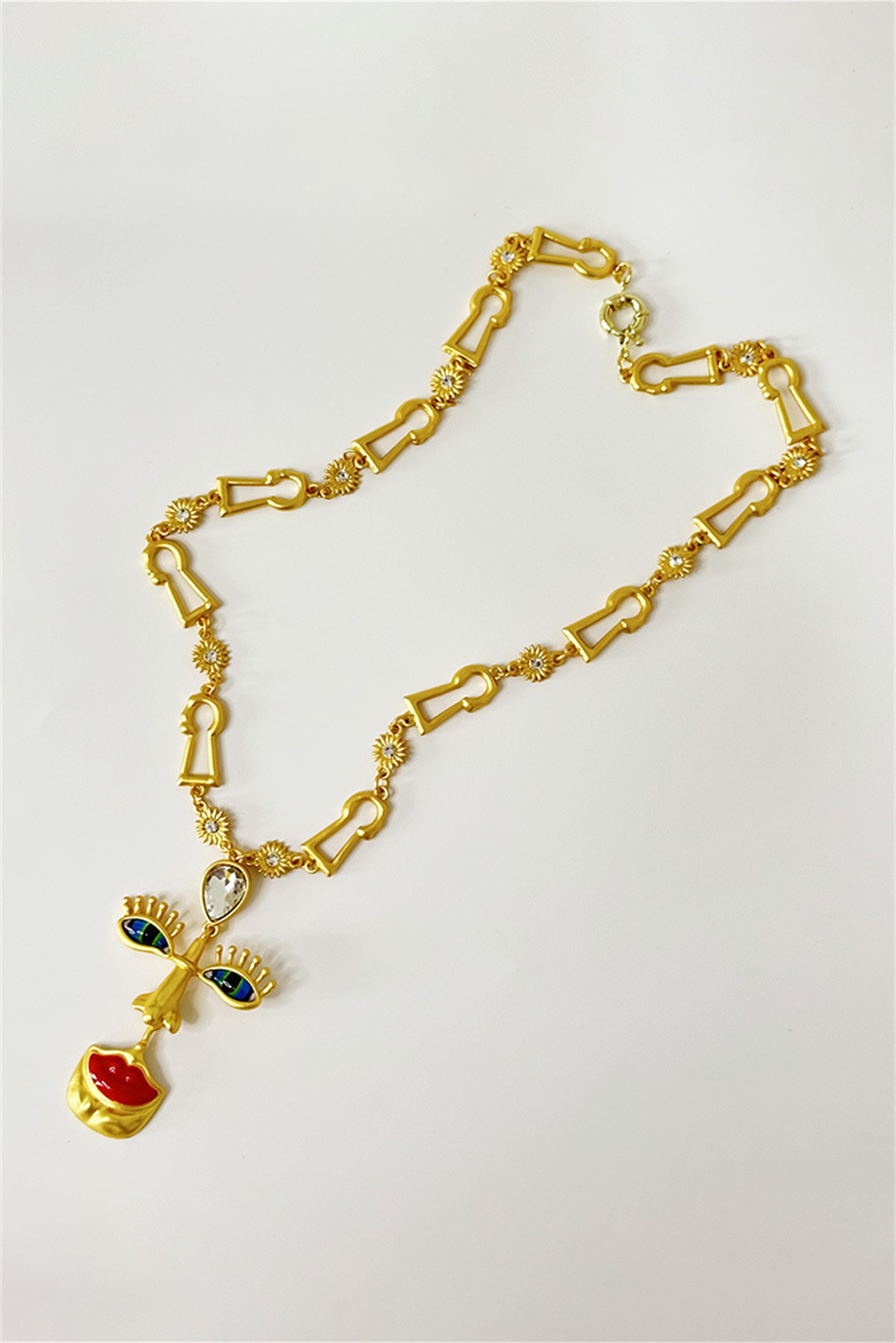 Collier rétro avec mauvais yeux