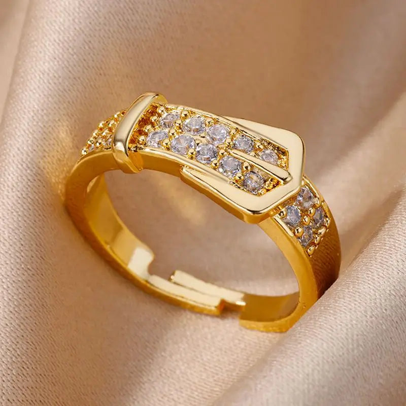 Lyra - Goldener Ring im Schnallendesign, mit Diamanten besetzt