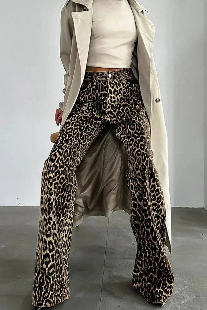 Freizeithose mit Knopfleiste und mehreren Taschen und Leopardenmuster