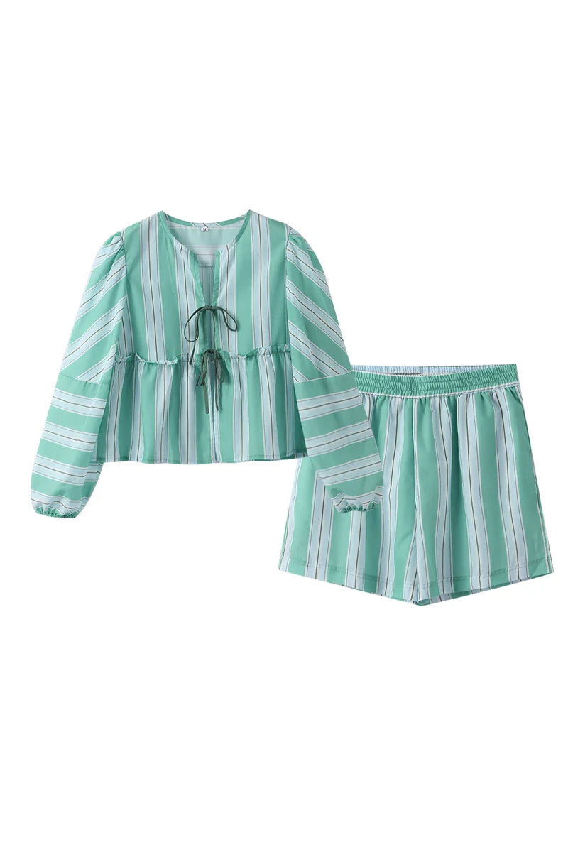 Gestreifte Shorts und Bluse