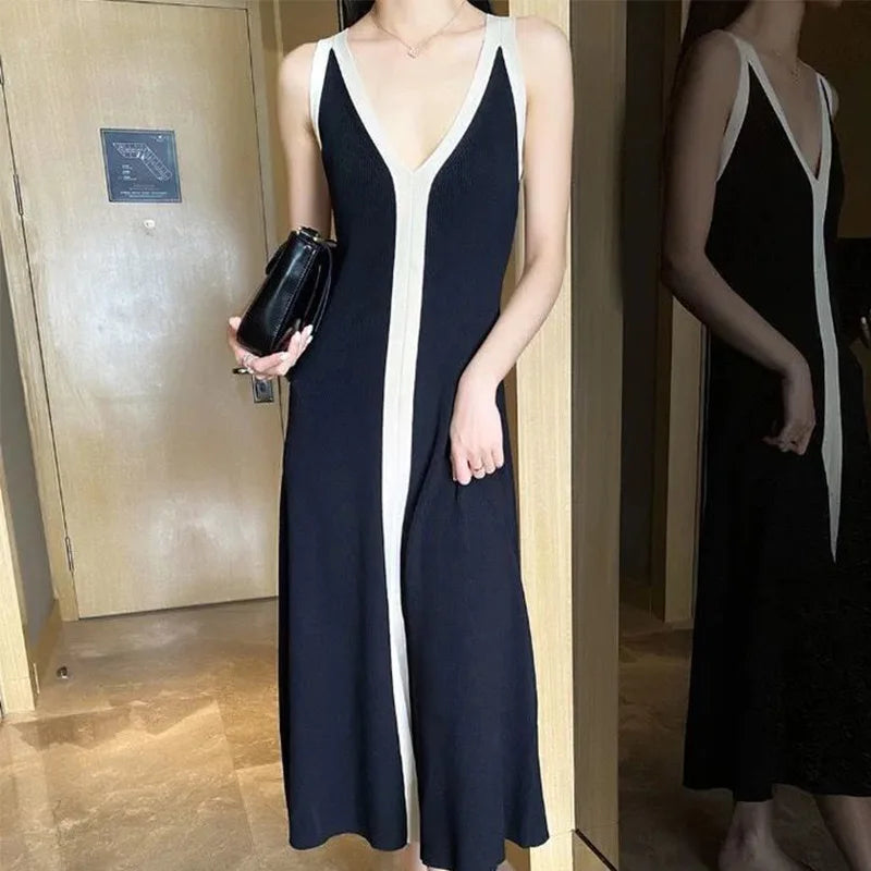Malissa - Ärmelloses Kleid mit V-Ausschnitt