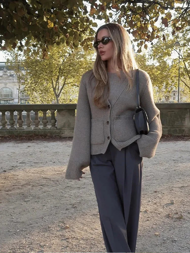 Anastasie | Cardigan femme à manches longues et patte de boutonnage 