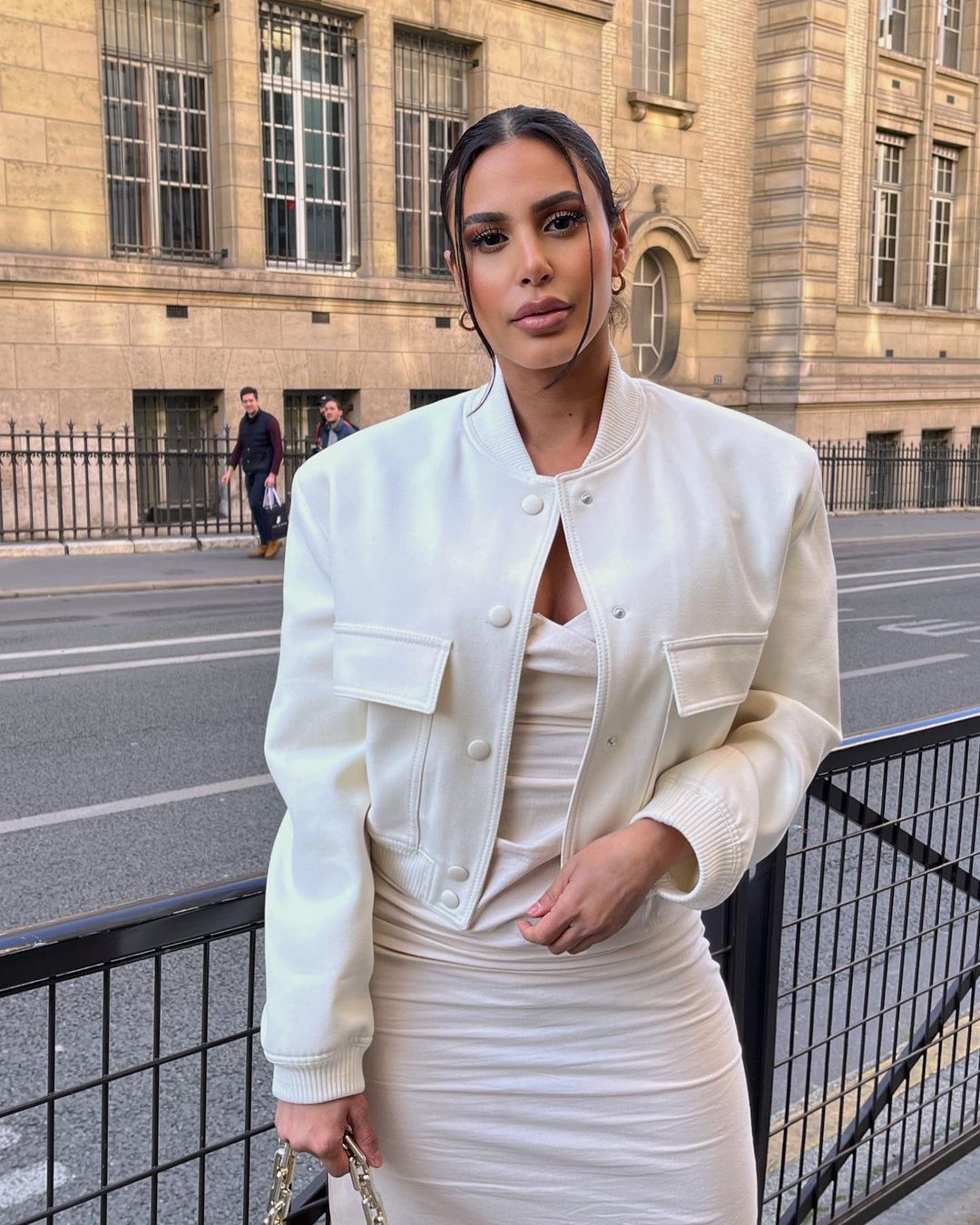 Beigefarbene Bomberjacke