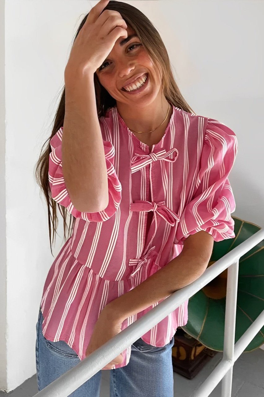 Gestreifte Bluse mit Puffärmeln, Schößchen und Fliege