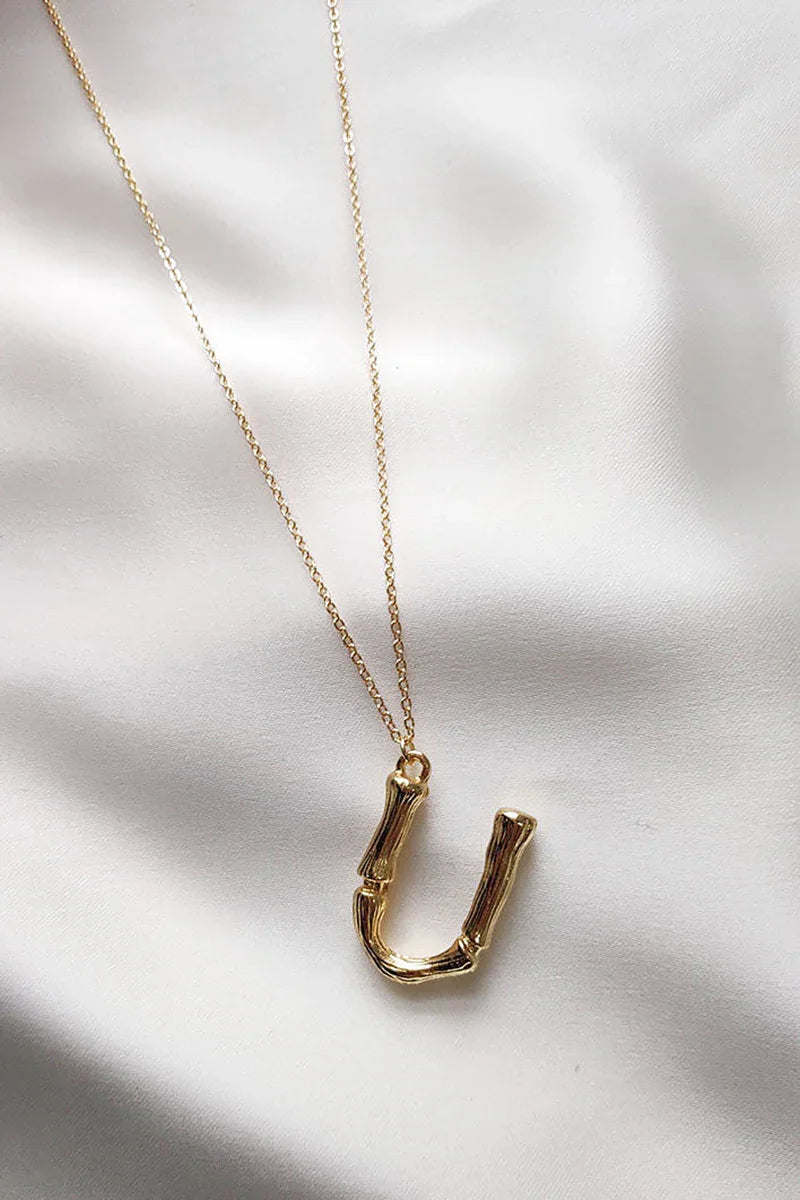 Collier avec les lettres « UZ »