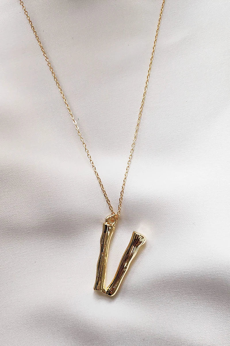 Collier avec les lettres « UZ »