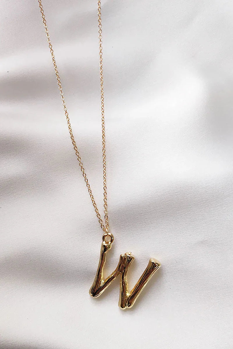 Collier avec les lettres « UZ »
