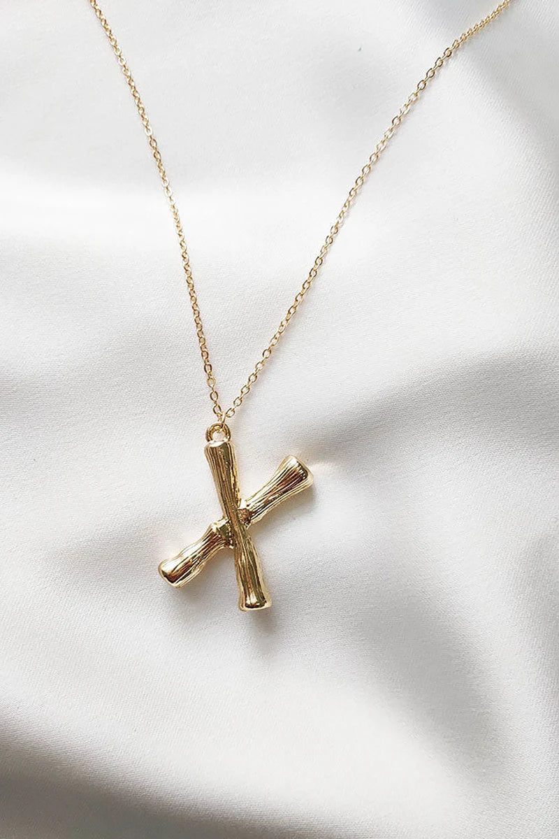 Collier avec les lettres « UZ »