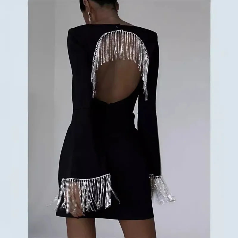 Elegantes, langärmliges Kleid mit funkelnden Strass-Details