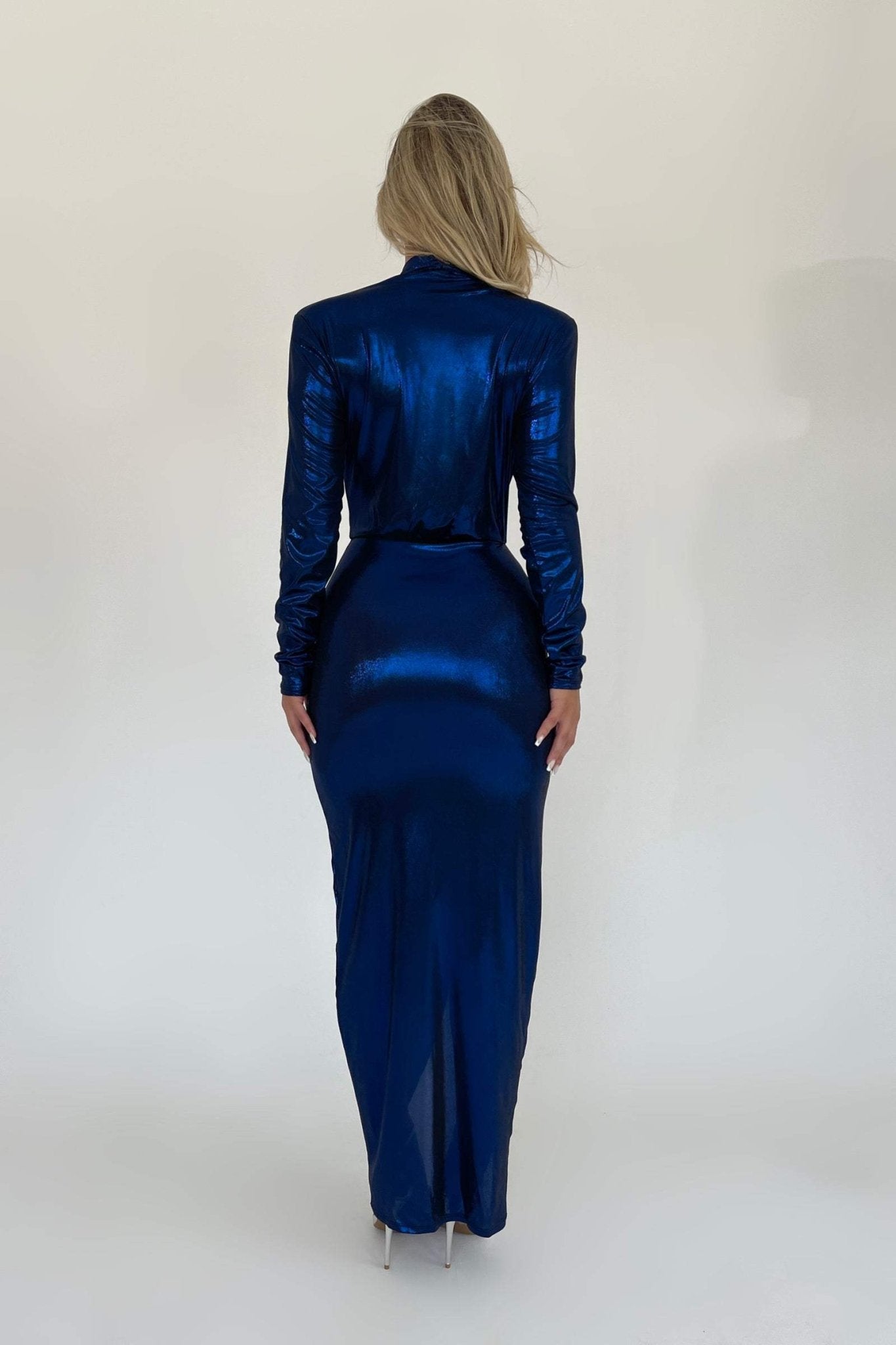 Ailiyah – Metallic-Midikleid mit V-Ausschnitt und Schlitz