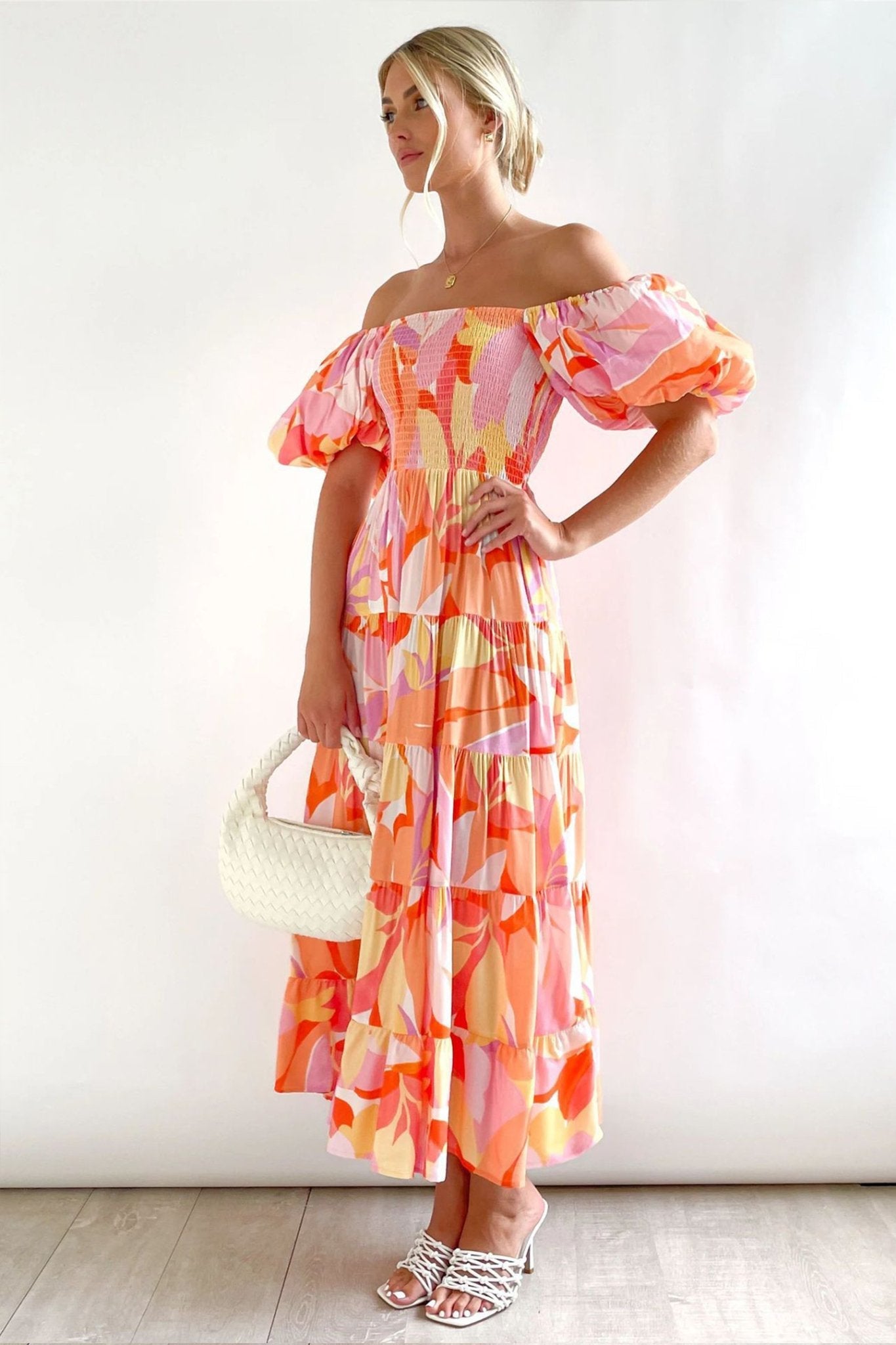 Robe longue à volants et épaules dénudées imprimée Andrea avec manches bouffantes