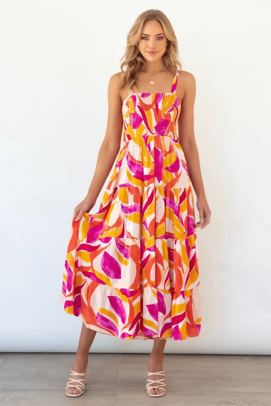 Andrea bedrucktes, gestuftes Maxi-Sommerkleid mit gerafftem Oberteil
