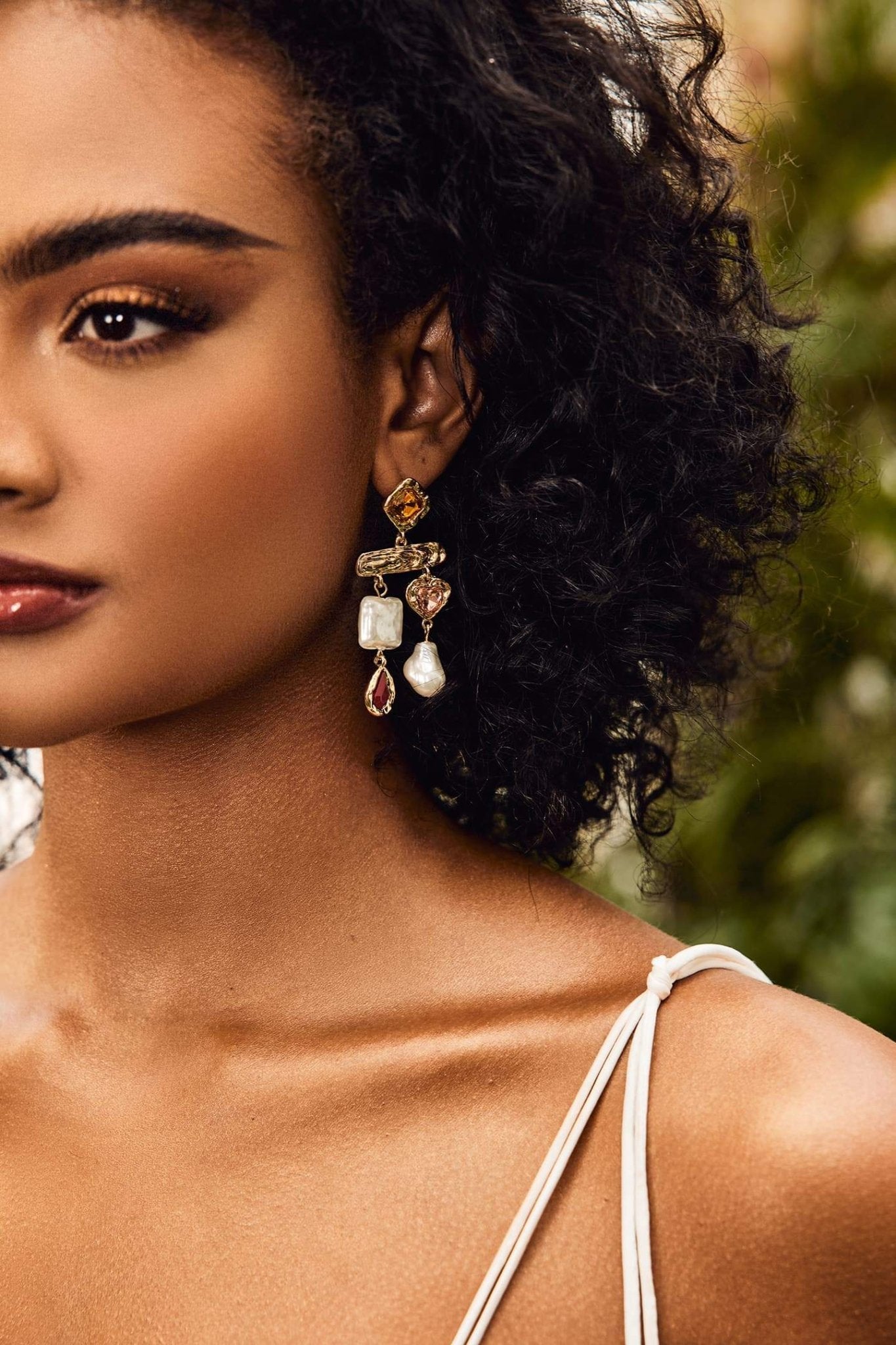 Boucles d'oreilles baroques en perles de pierres précieuses colorées