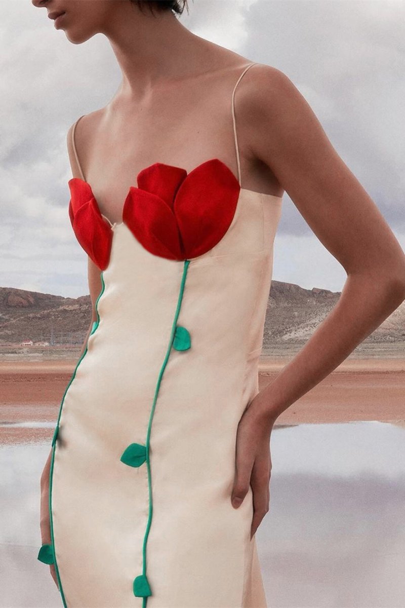 Belle Rose – Detailreiches Maxikleid mit hohem Schlitz