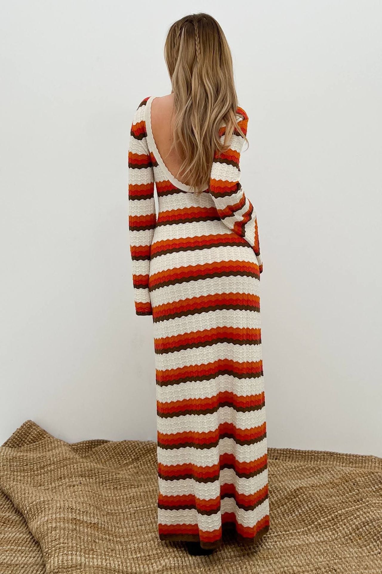 Calista – Gewebtes, rückenfreies Maxi-Strickkleid mit Zickzack-Muster