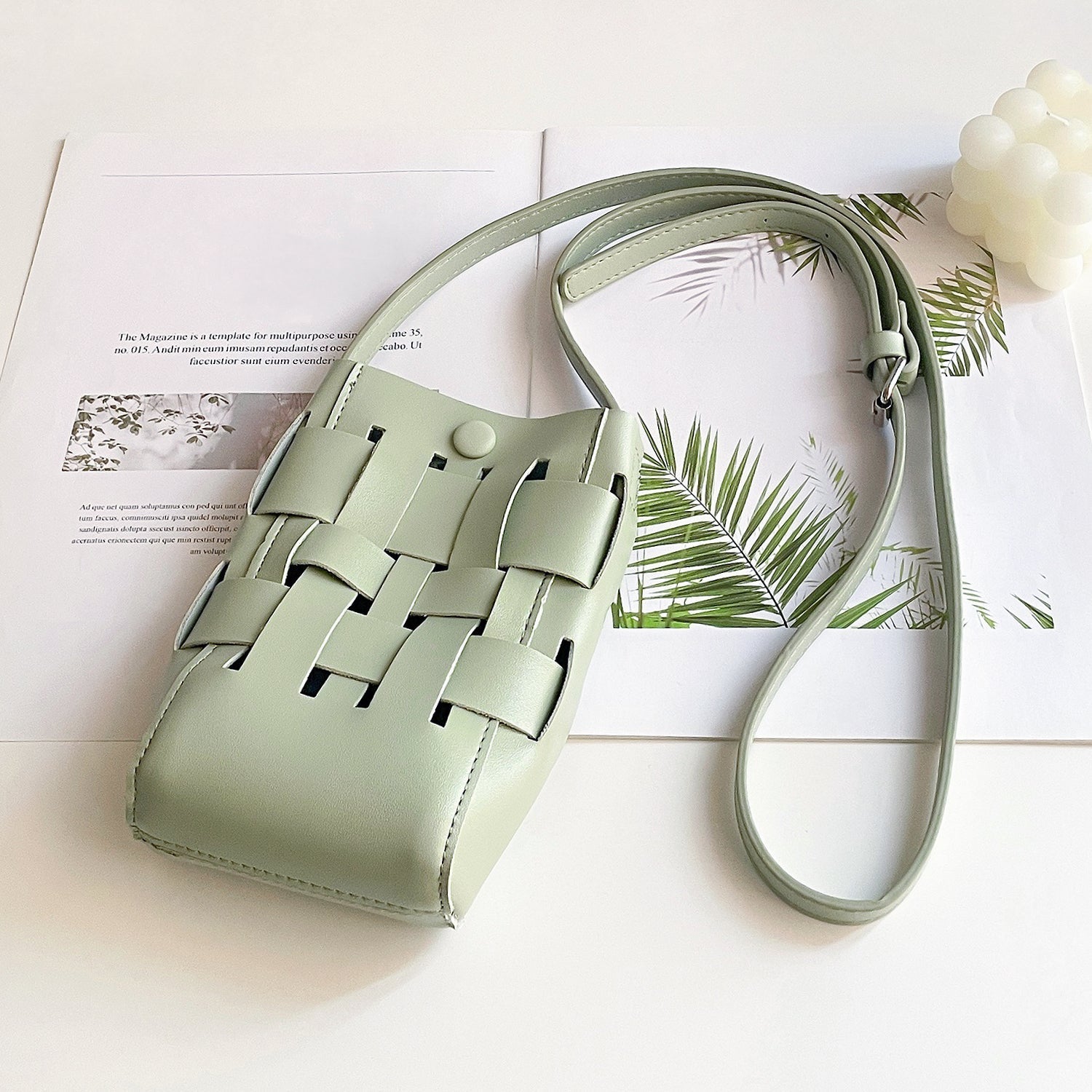 aus gewebtem Leder mit hohlem Design
