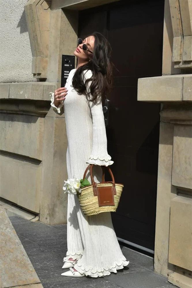 Clara – Langärmliges Maxi-Strickkleid mit Rüschen