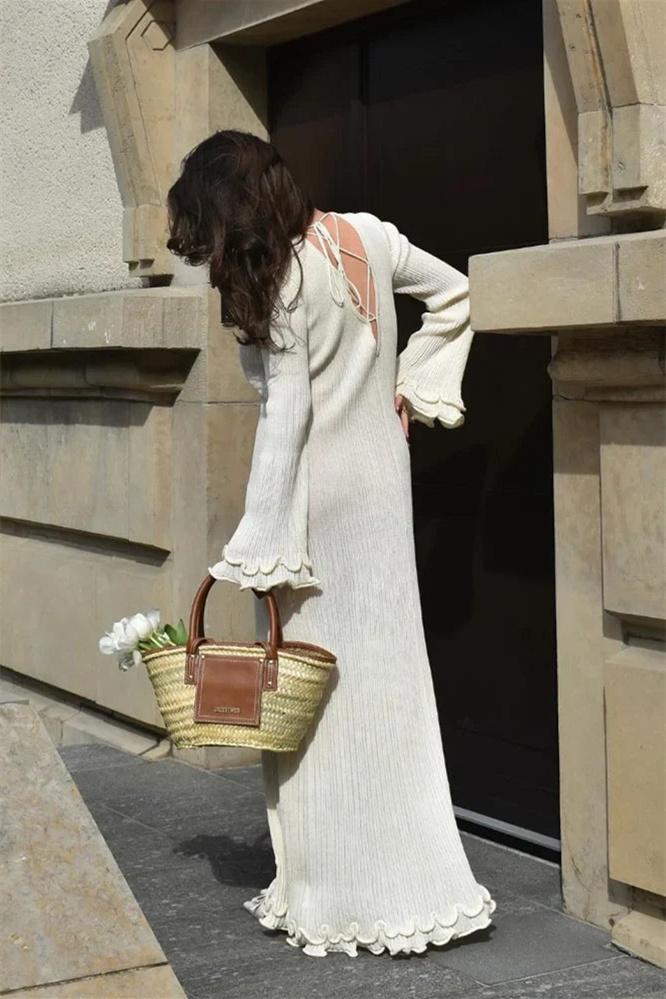 Clara – Langärmliges Maxi-Strickkleid mit Rüschen