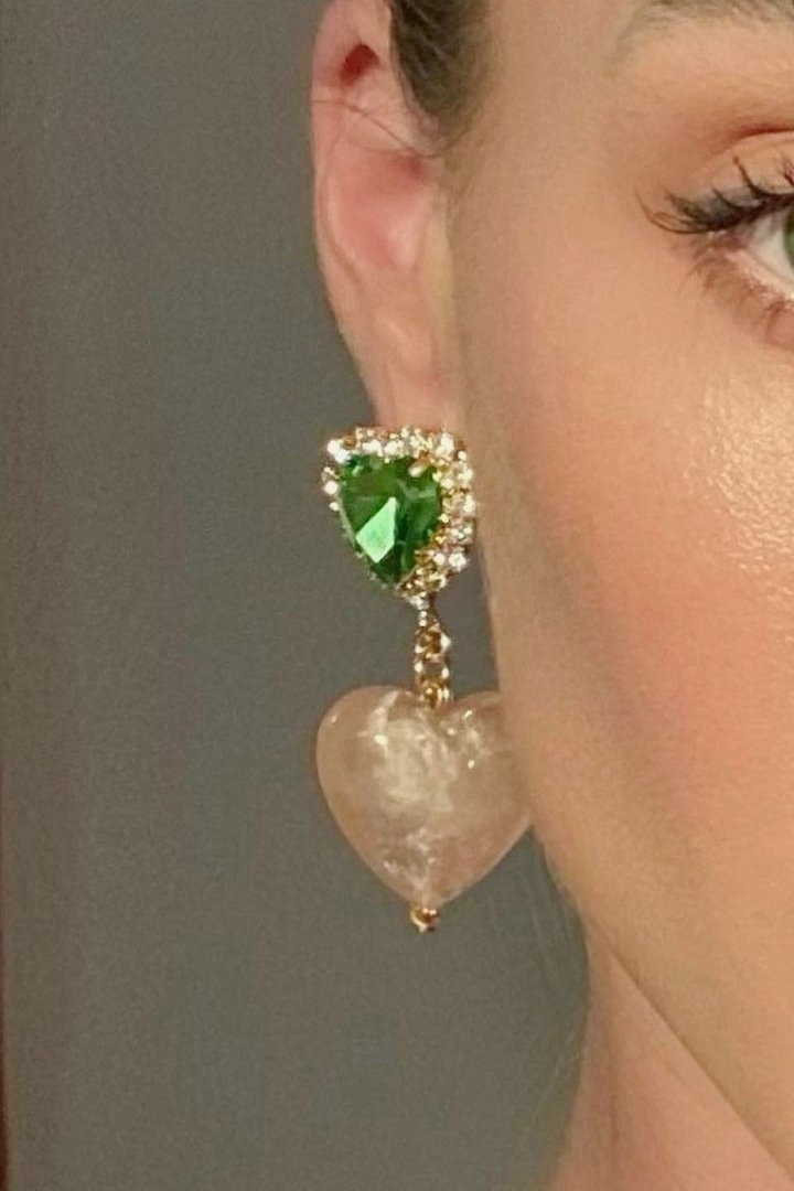 Boucles d'oreilles pendantes avec pendentifs cœur contrastés et strass