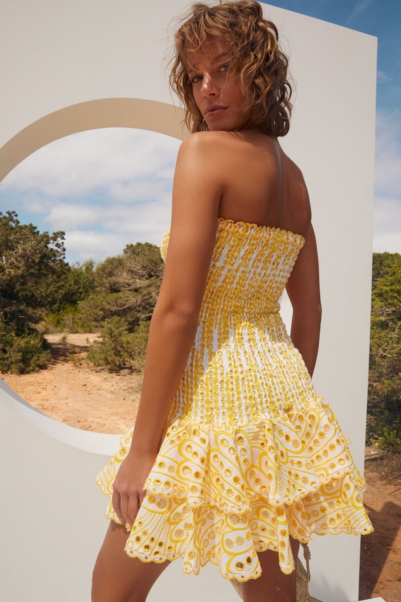 Dolly – Trägerloses, figurbetontes Minikleid mit bestickter Spitze