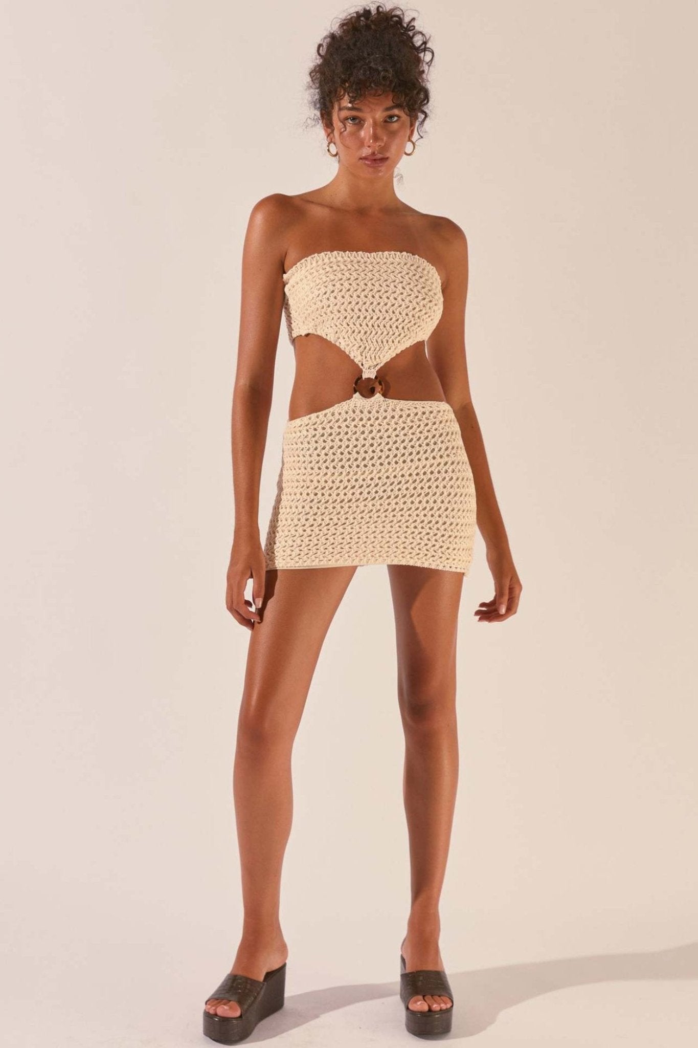 Edna – Trägerloses Häkel-Minikleid mit Cut-outs
