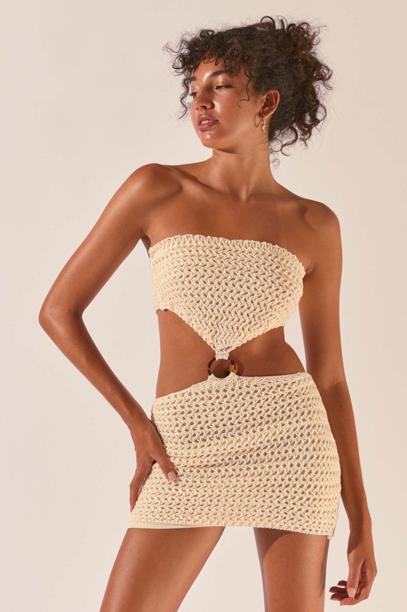 Edna – Trägerloses Häkel-Minikleid mit Cut-outs