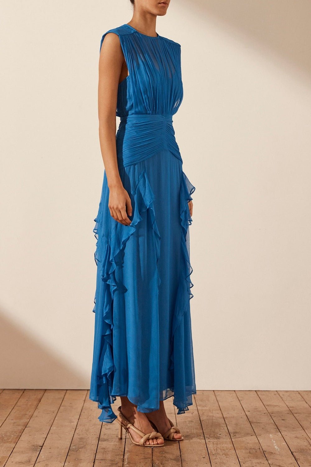 Eileen Plissiertes Maxikleid mit Rundhalsausschnitt und Rüschen