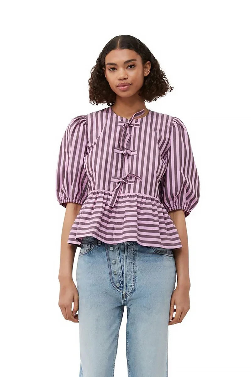 Gestreifte Bluse mit Puffärmeln, Schößchen und Fliege, kurzes Oberteil