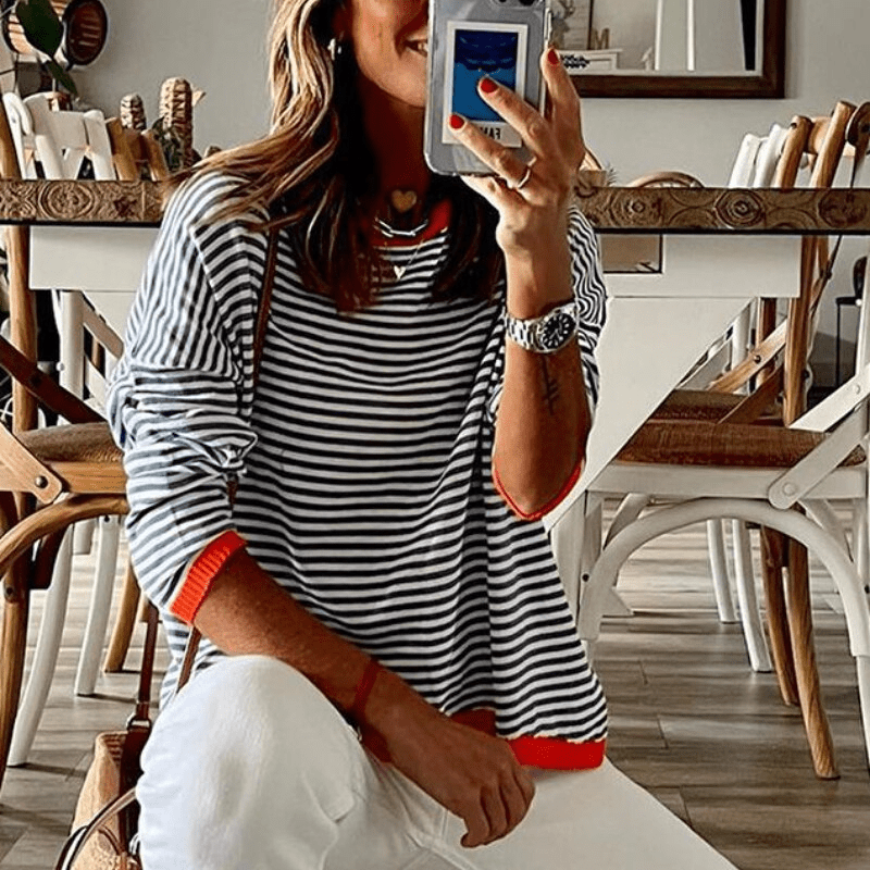 Inès Lavigne - pull rayé bleu à bordure orange