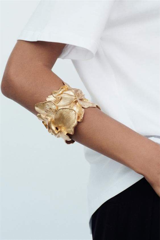 Bracelet à motif floral et structure métallique
