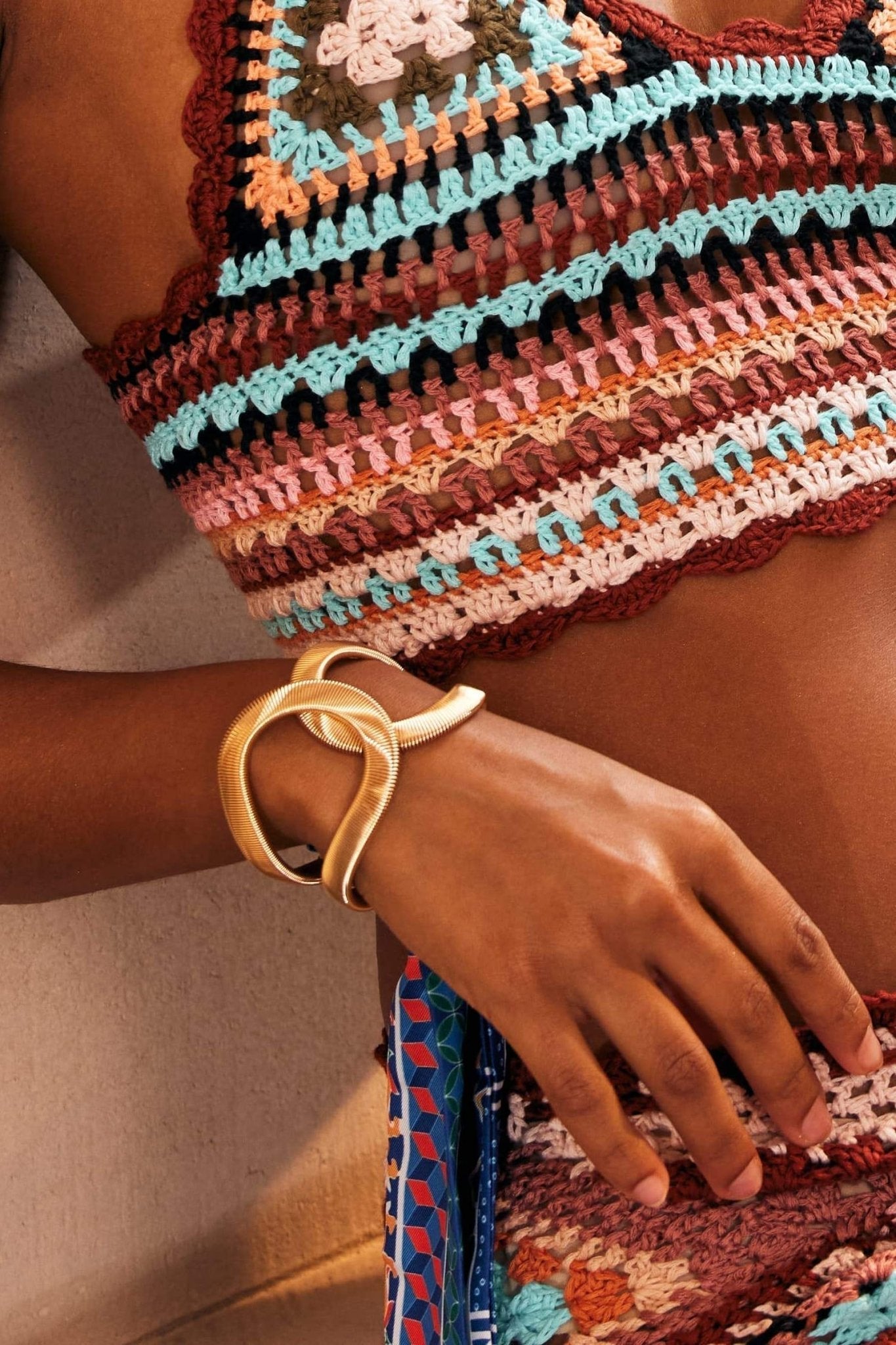 Bracelet à motif géométrique et structure métallique