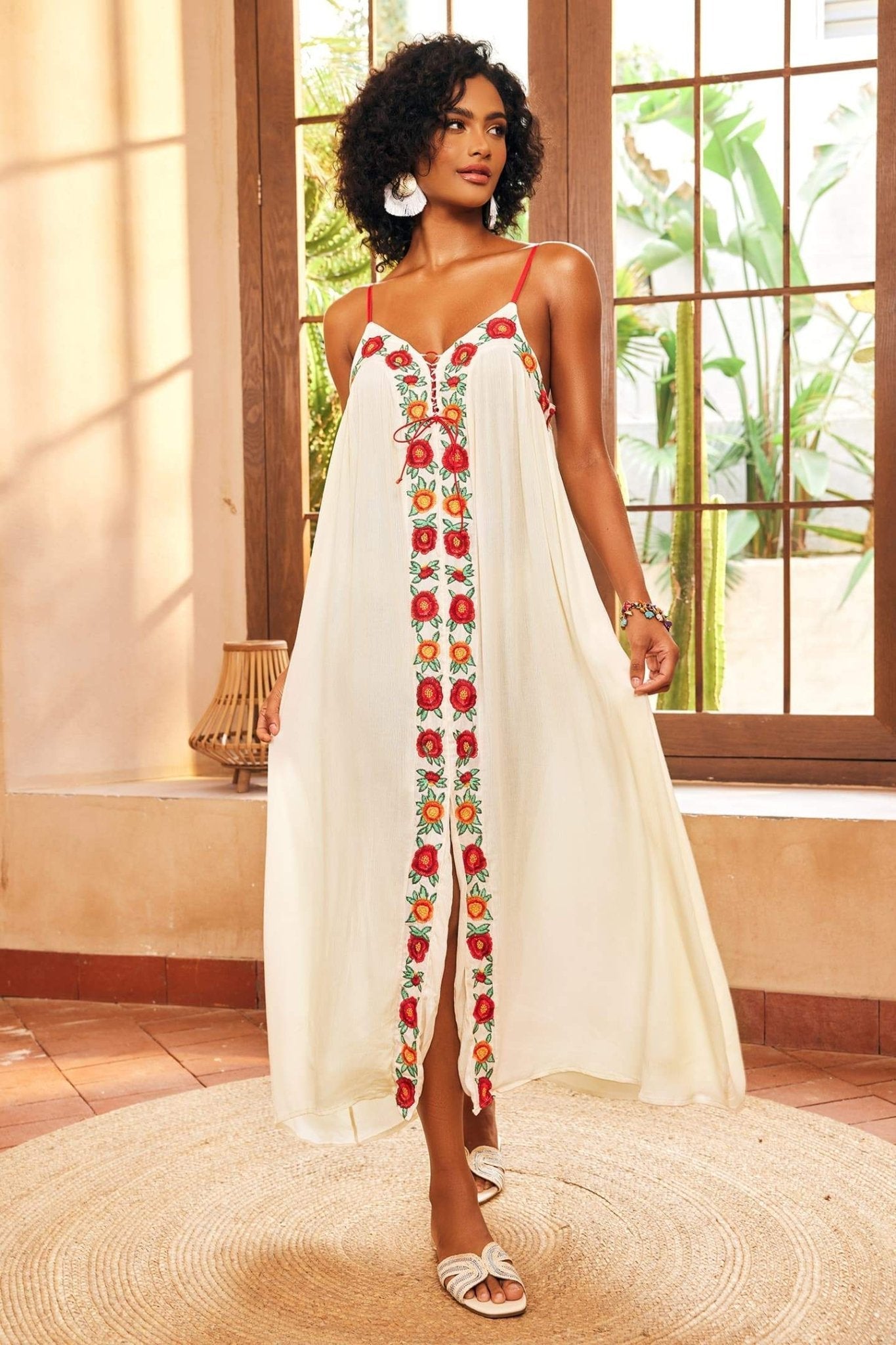 Mila Maxi-Unterkleid mit V-Ausschnitt und Blumenstickerei