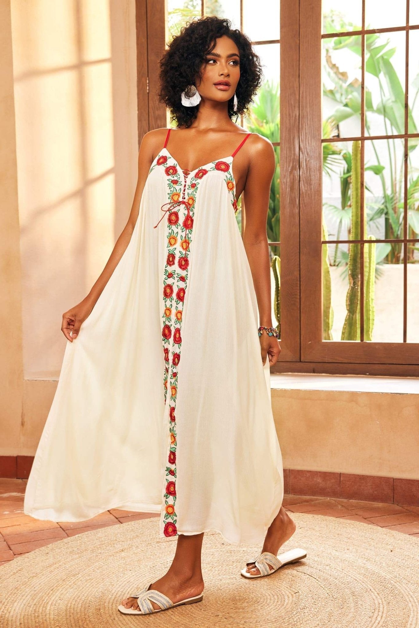 Mila Maxi-Unterkleid mit V-Ausschnitt und Blumenstickerei