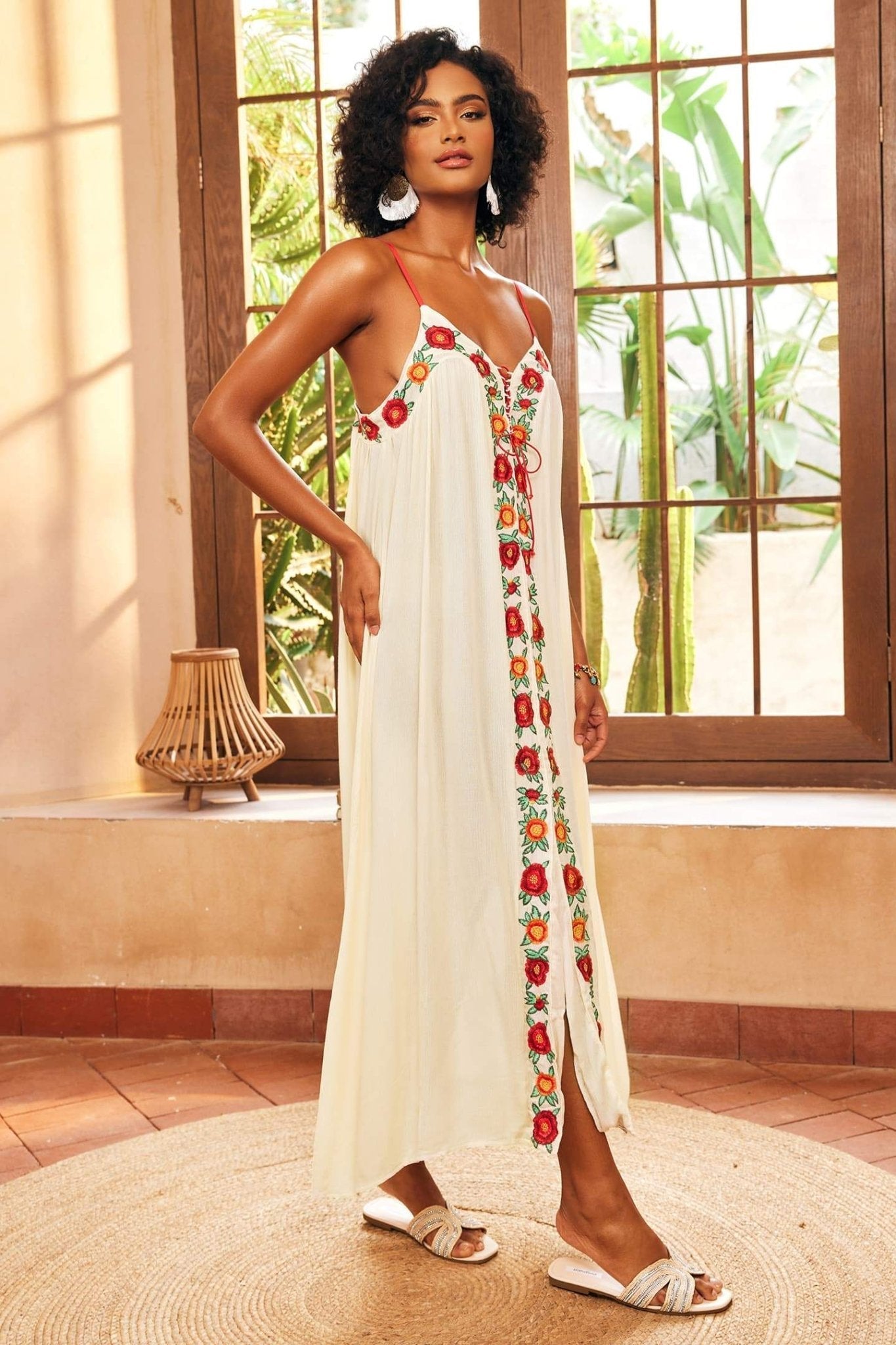 Mila Maxi-Unterkleid mit V-Ausschnitt und Blumenstickerei