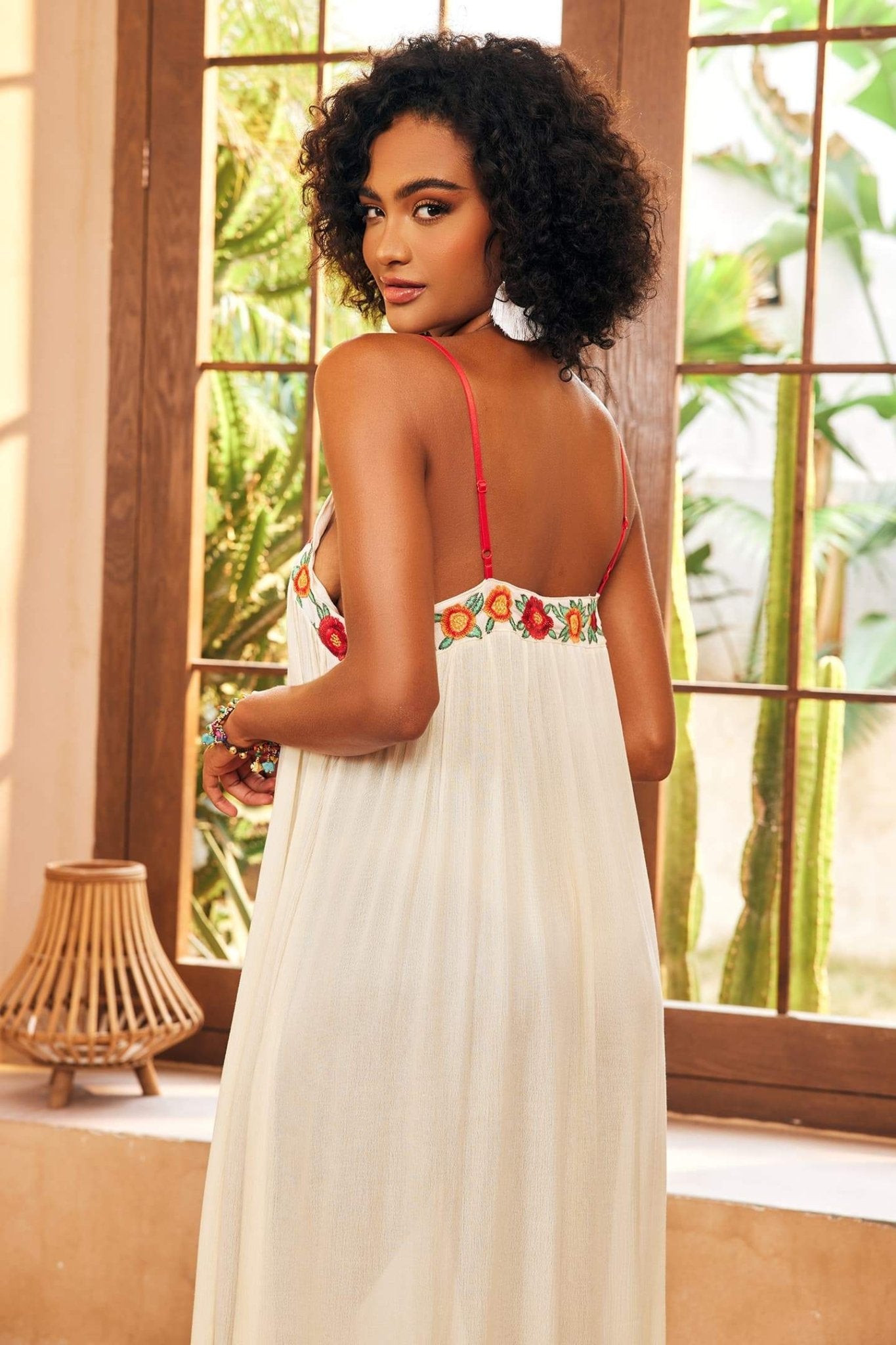Mila Maxi-Unterkleid mit V-Ausschnitt und Blumenstickerei