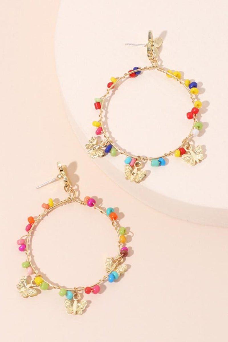 Boucles d'oreilles créoles « Myra » avec perles arc-en-ciel et motif papillon
