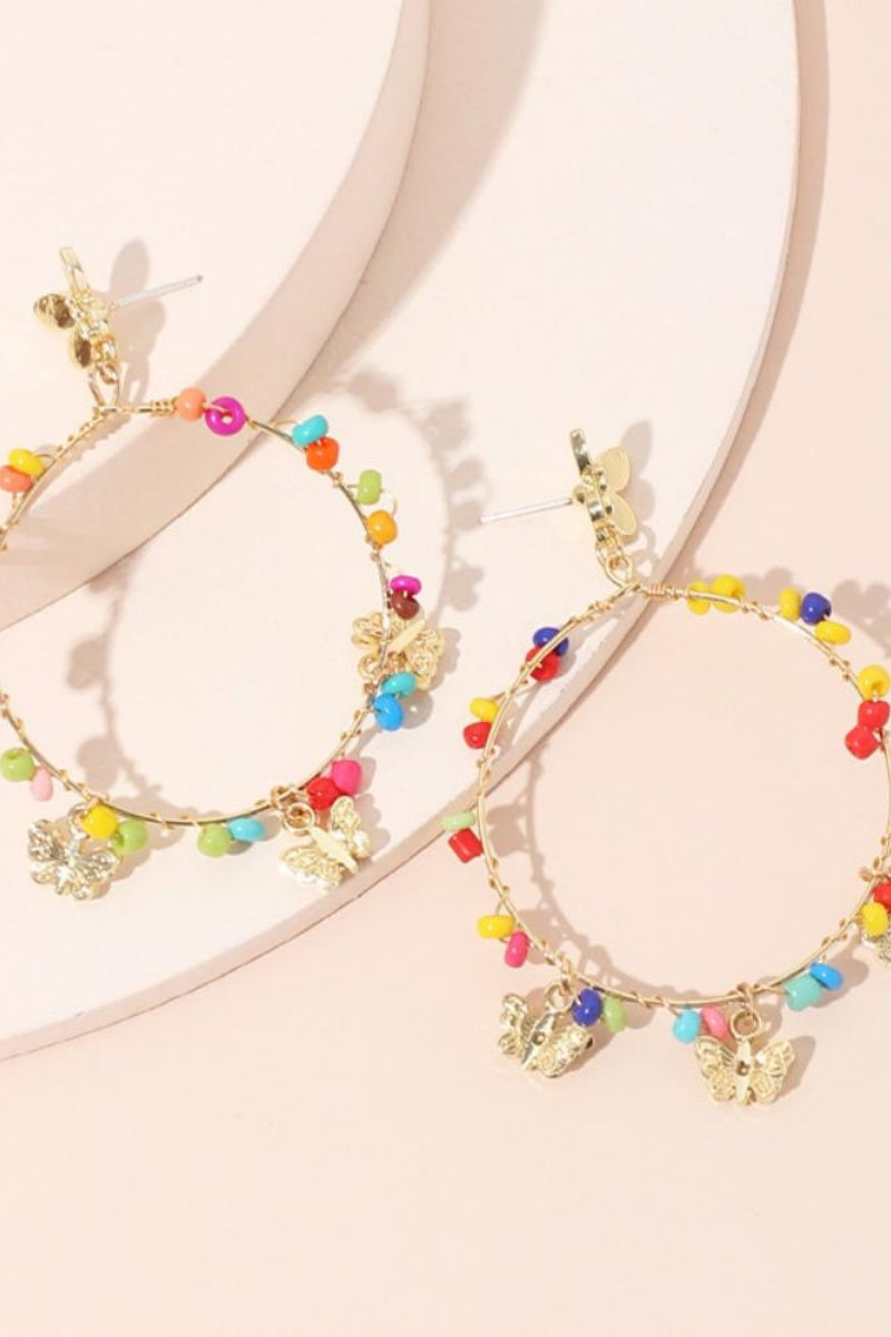 Boucles d'oreilles créoles « Myra » avec perles arc-en-ciel et motif papillon